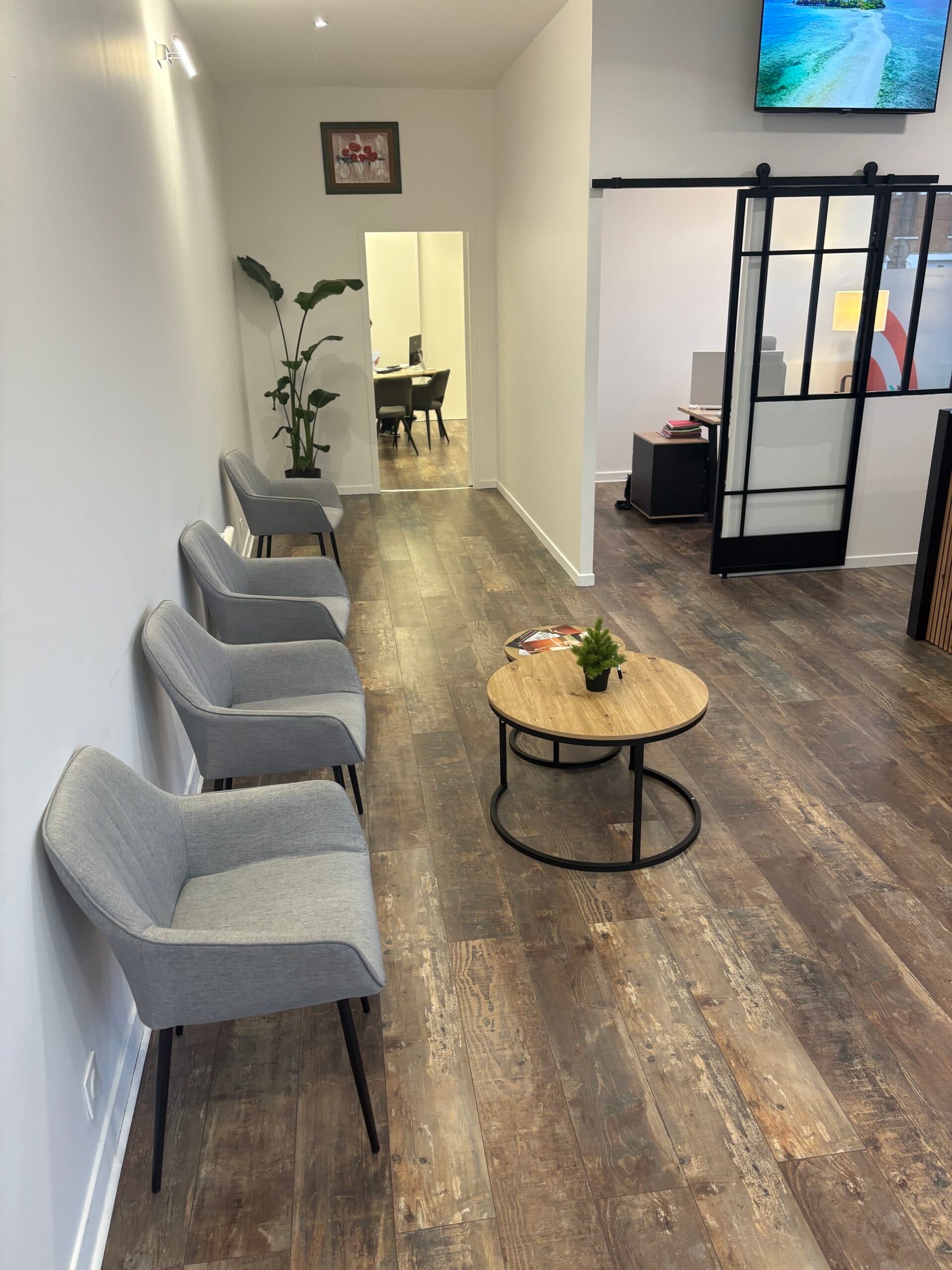 L'espace d'accueil des clients particuliers dans l'agence Azar'Mobility à Montauban